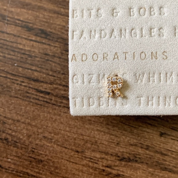 Letter R Monogram & Pearl post letter R - Picture 11 of 14